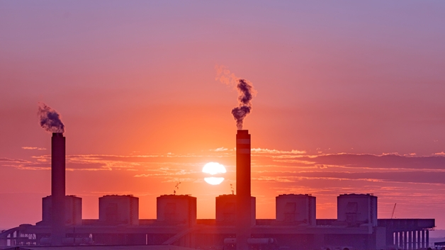 Planta industrial con emisiones