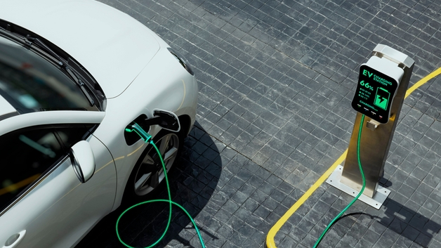 Coche eléctrico recargando la batería.