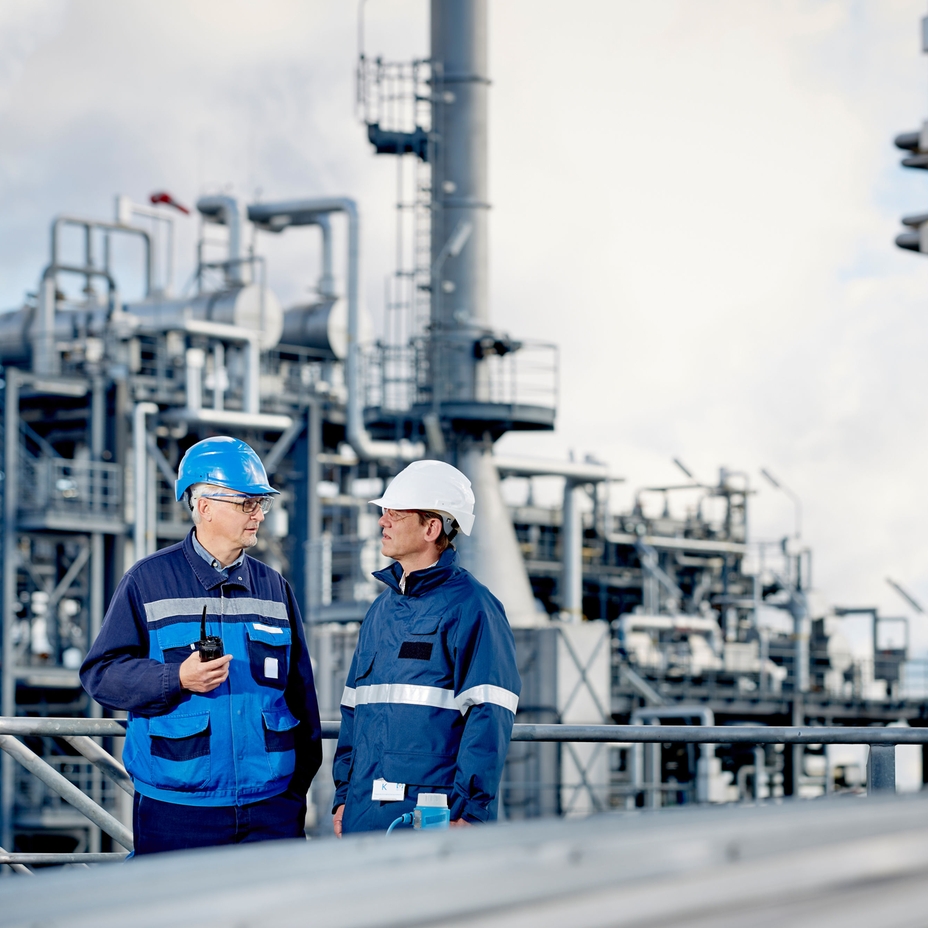 Técnicos expertos frente a una refinería