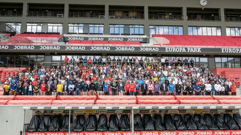Foto de grupo de la Encuentro de Innovadores en el estadio de fútbol del SC Freiburg.