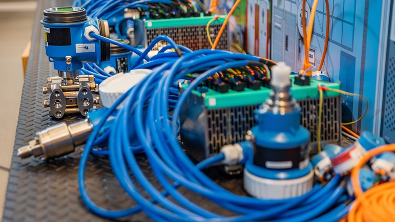 En sus instalaciones de Reinach (Suiza), Endress+Hauser llevó a cabo una prueba de carga de Ethernet-APL con más de 240 equipos.