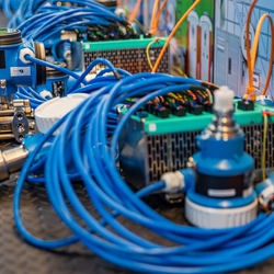 En sus instalaciones de Reinach (Suiza), Endress+Hauser llevó a cabo una prueba de carga de Ethernet-APL con más de 240 equipos.