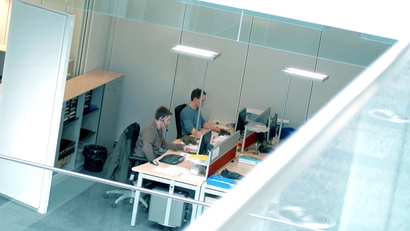 Toma de ángulo alto de dos ingenieros trabajando en sus escritorios