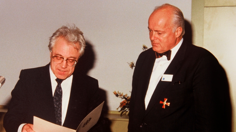 Homenaje al fundador de la compañía: Georg H. Endress es galardonado con la Cruz Federal Alemana al Mérito de Primera Clase Homenaje al fundador de la compañía: Georg H. Endress es galardonado con la Cruz Federal Alemana al Mérito de Primera Clase.