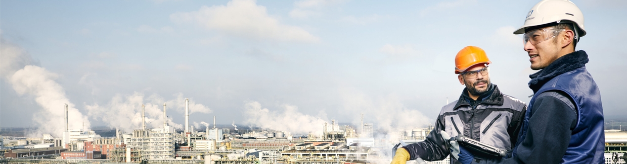 Fotografía en primer plano de un ingeniero en una planta química