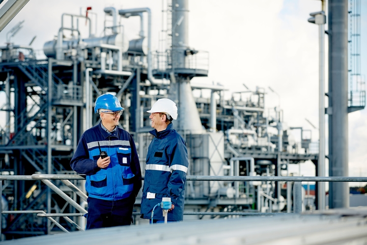 Un cliente y un ingeniero de Endress + Hauser en una refinería.