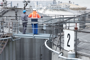 Imagen del parque de tanques / depósitos de petróleo en una refinería. Endress+Hauser junto con el cliente.