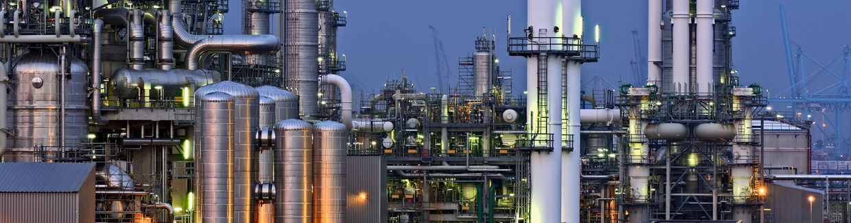 Imagen nocturna de una refinería de petróleo y gas