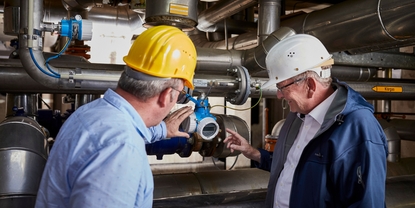 Un cliente y un ingeniero de Endress+Hauser en una refinería