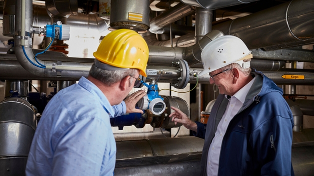 Un cliente y un ingeniero de Endress+Hauser en una refinería