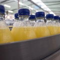 Botellas de refrescos después del llenado