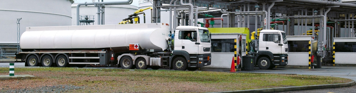 Planta de petróleo y gas con skids de medición de Endress+Hauser para carga y descarga de líquidos