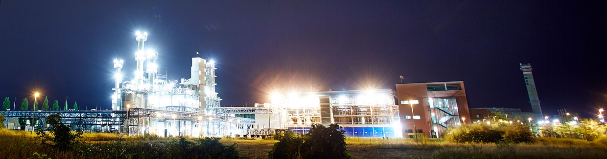 Planta química de noche