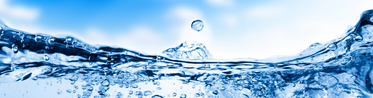 Agua potable clara y purificada