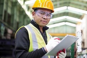 Trabajador de mantenimiento en una planta química probando dispositivos de seguridad