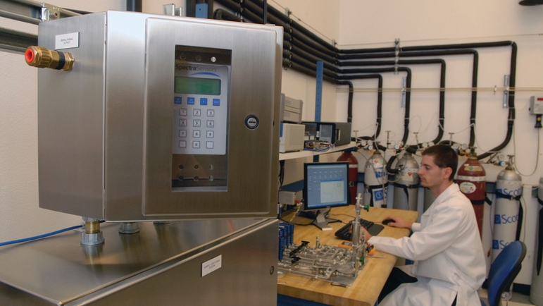 La estación de calibración realiza pruebas en los analizadores para una mayor precisión.