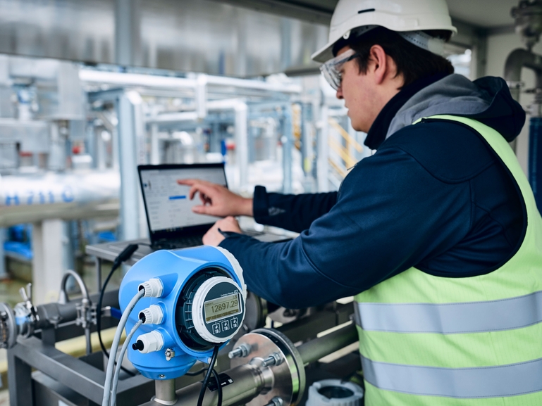 Ingeniero realizando una calibración de caudalímetros Ingeniero calibrando un caudalímetro en campo