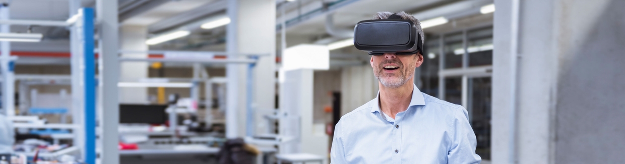 Hombre en una oficina con gafas de realidad virtual