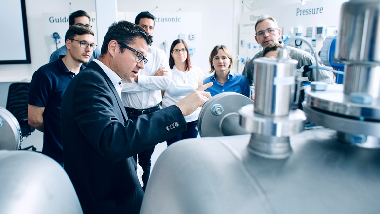 Los participantes en el seminario visitan la fábrica en Endress+Hauser