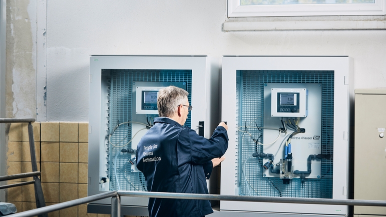 Técnico de servicio de Endress+Hauser manteniendo un panel de control para la reutilización del agua en química