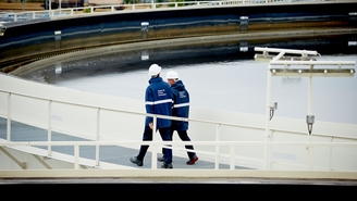 Trabajadores en la planta de tratamiento de aguas residuales de una refinería