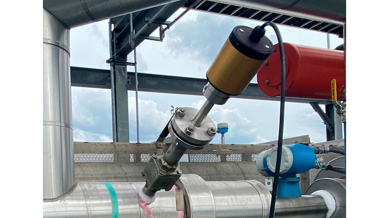 Sonda criogénica Raman de Endress+Hauser con brida instalada en el sistema de carga de camiones de GNL