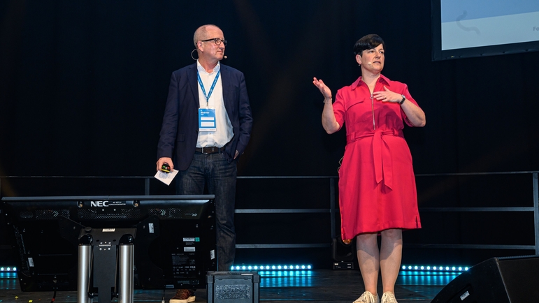 Christine Koslowski y Andreas Mayr condujeron el programa y condecoraron a los ganadores de este año.