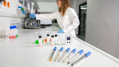 Medidor de pH portátil con electrodos en un laboratorio