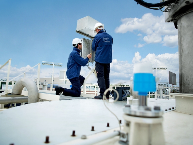 Dos especialistas de mantenimiento trabajando en un entorno industrial.