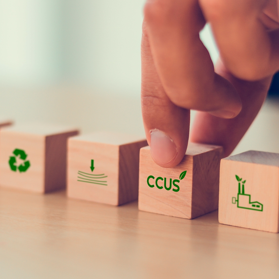 El concepto de captura, utilización y almacenamiento de carbono (CCUS) simbolizado por cinco bloques de madera.