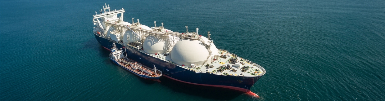 Barco de bunkering y buque durante el proceso de bunkering de GNL