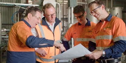 El equipo de Wildfire Energy Australia hablando sobre la construcción y los procesos de su planta piloto.