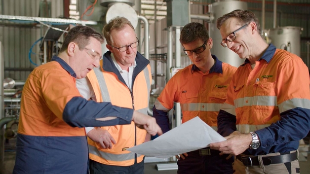 El equipo de Wildfire Energy Australia hablando sobre la construcción y los procesos de su planta piloto.